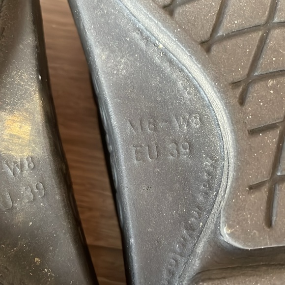 OOFOS Flip Flops - Picture 4 of 4